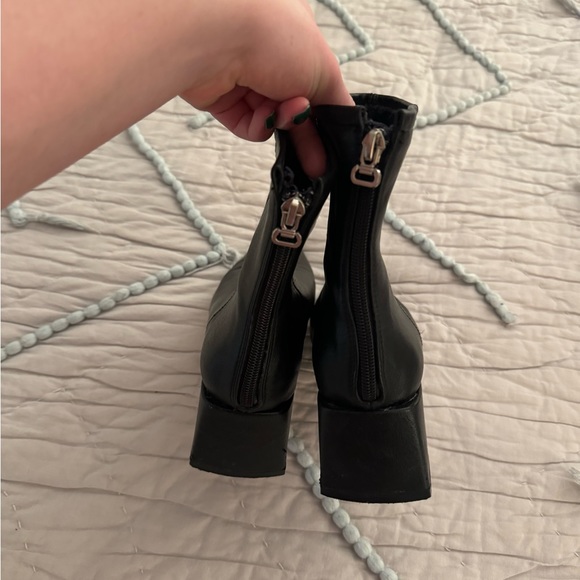 black boots - Picture 3 of 5